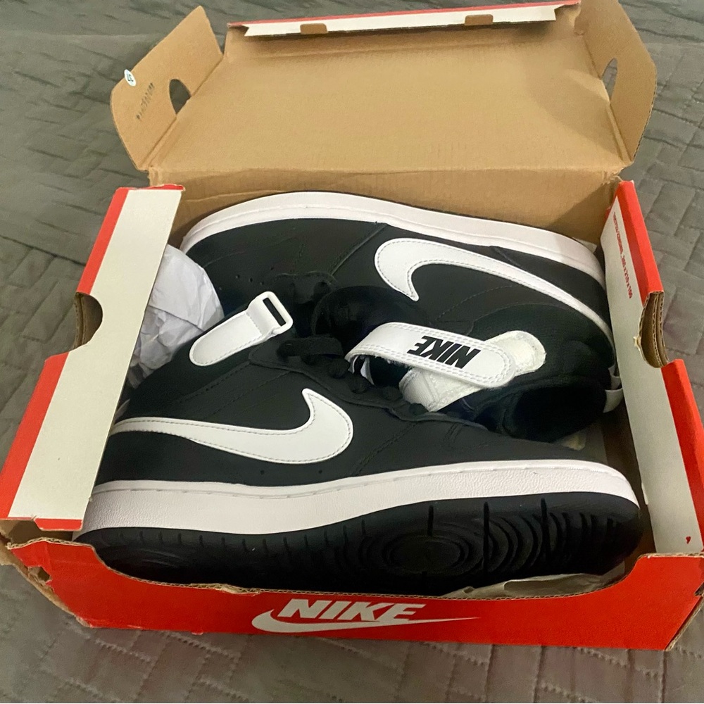 New Nike Court Borough MID 2 (GS) Nike Kids Black and White Sneakers.
